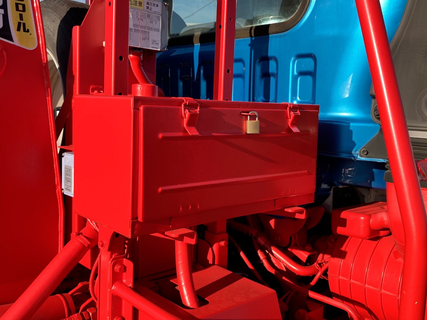 工具箱は鉄製です。|いすゞ フォワード 2RG-FRR90S2(2WD)の写真13