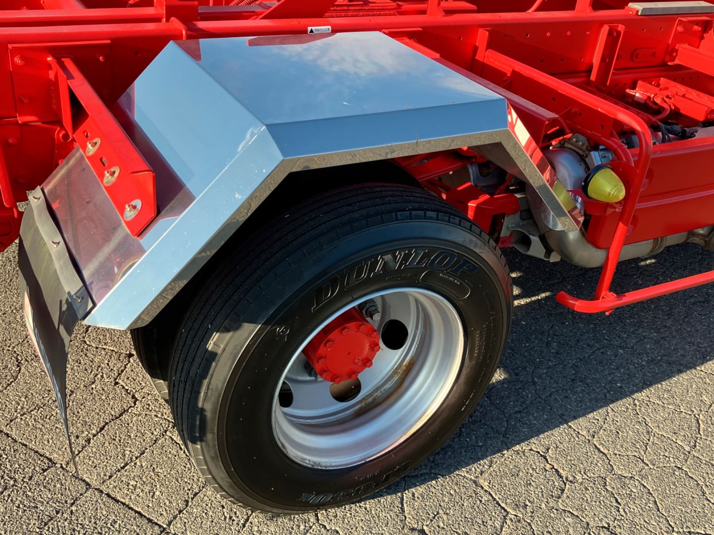 リヤフェンダーはステンレス製です。運転席側に少しキズ・凹みがあります。|いすゞ フォワード 2RG-FRR90S2(2WD)の写真15