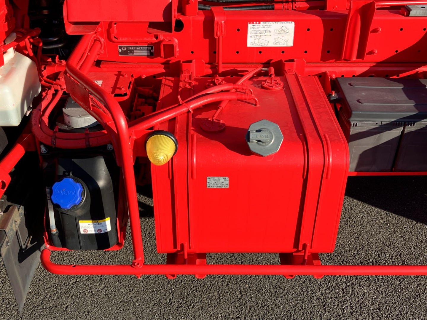 燃料タンクは90L・アドブルー付きです。|いすゞ フォワード 2RG-FRR90S2(2WD)の写真17