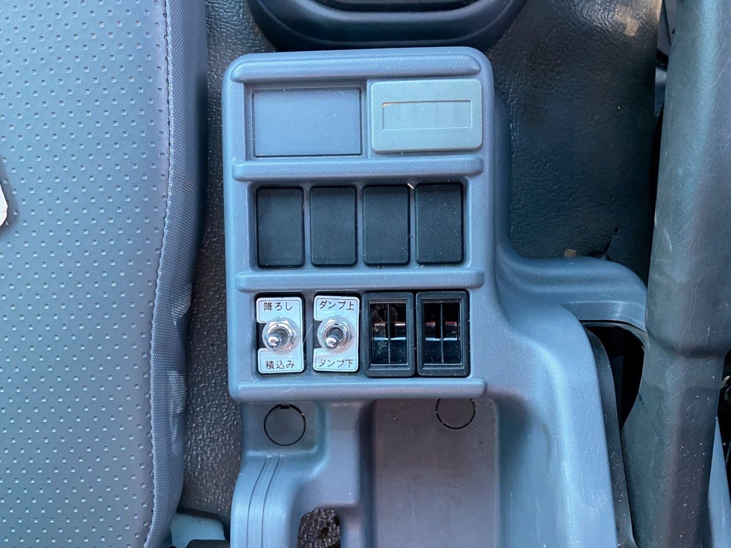 上物の操作スイッチです。|いすゞ フォワード 2RG-FRR90S2(2WD)の写真21