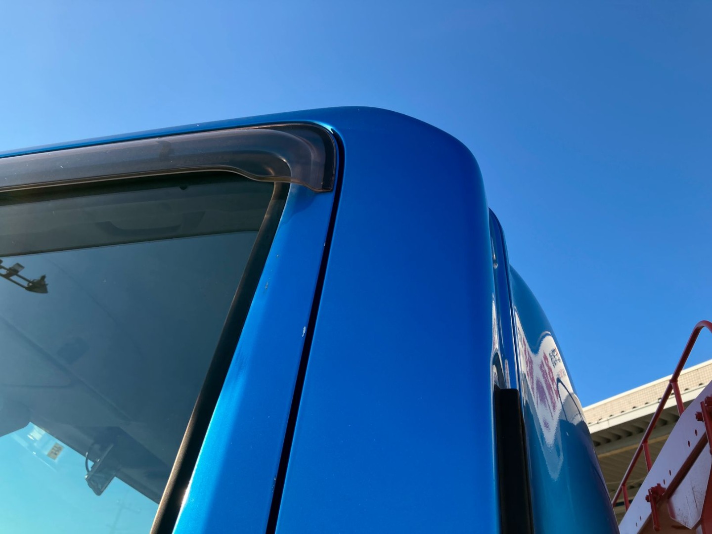 助手席側ドア上部に小傷があります。|いすゞ フォワード 2RG-FRR90S2(2WD)の写真34