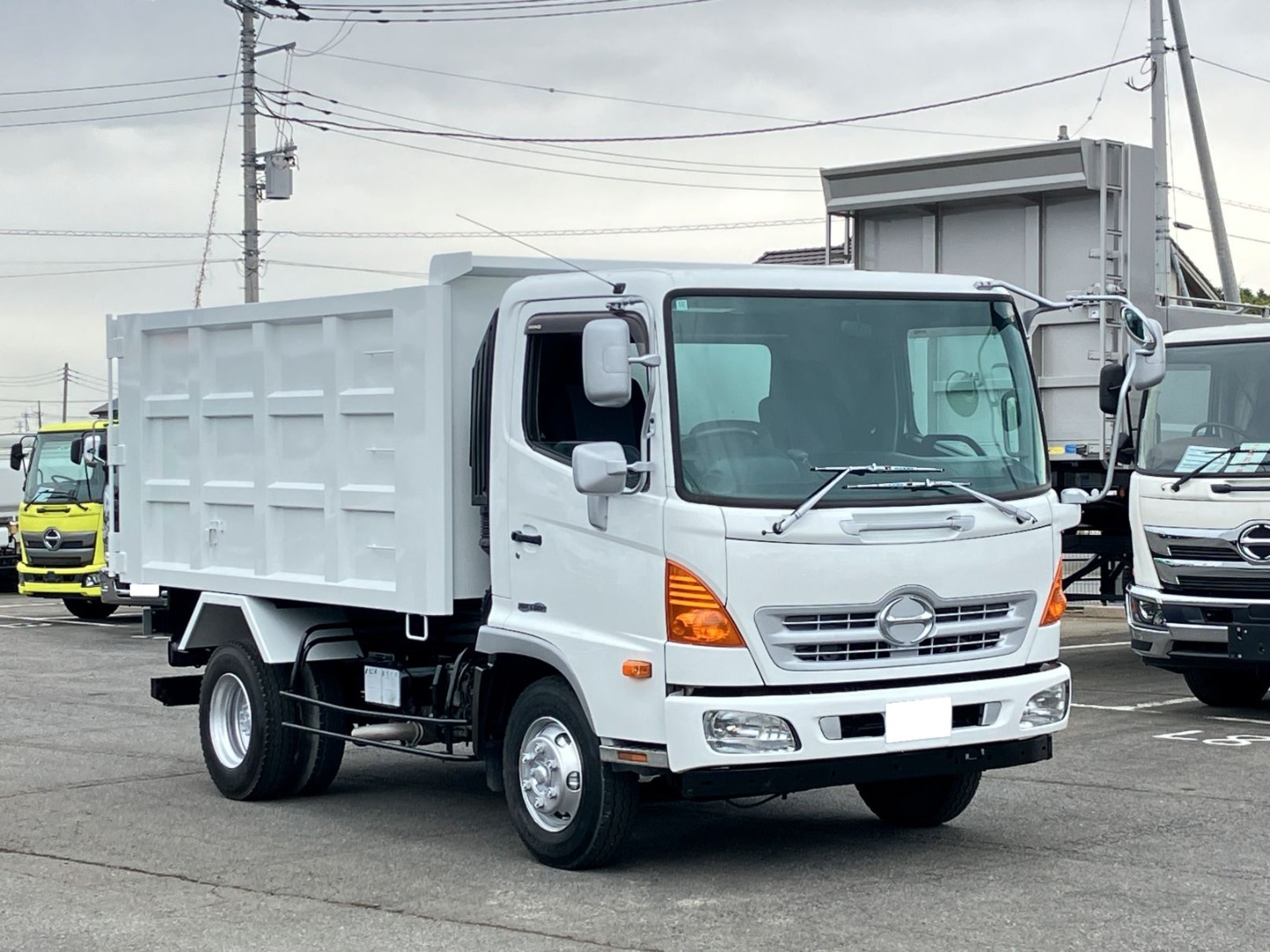 キャブ・ボデー・シャシは仕上げ塗装してあります。|日野 レンジャー TKG-FC9JCAP(2WD)の写真2