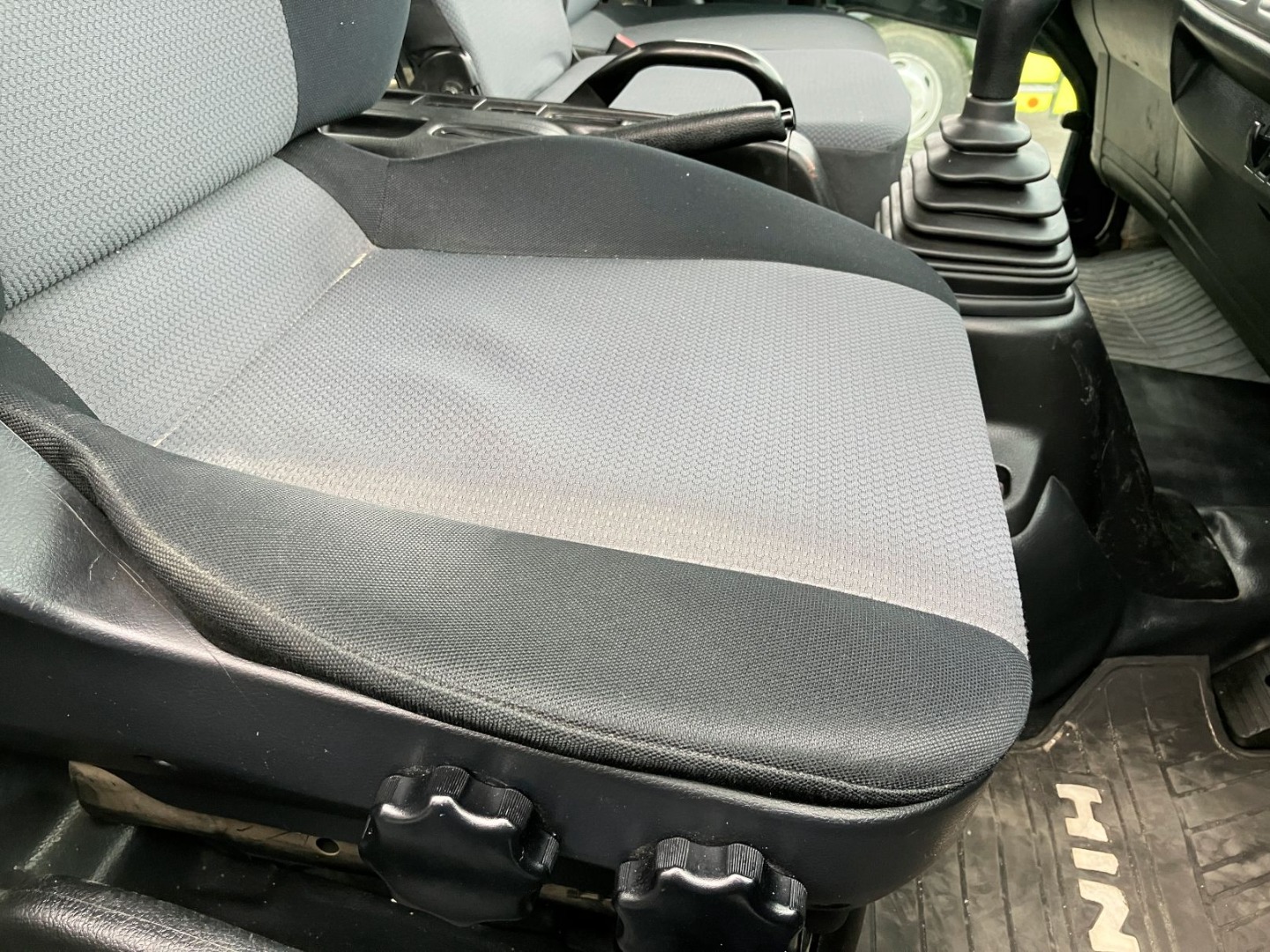 運転席座面にヘタリがあります。|日野 レンジャー TKG-FC9JCAP(2WD)の写真34