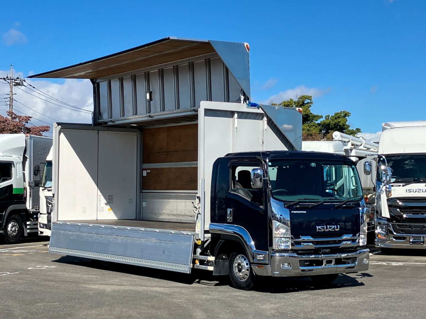 キャブ色は紺メタリックです。|いすゞ フォワード 2RG-FRR90T2(2WD)の写真2