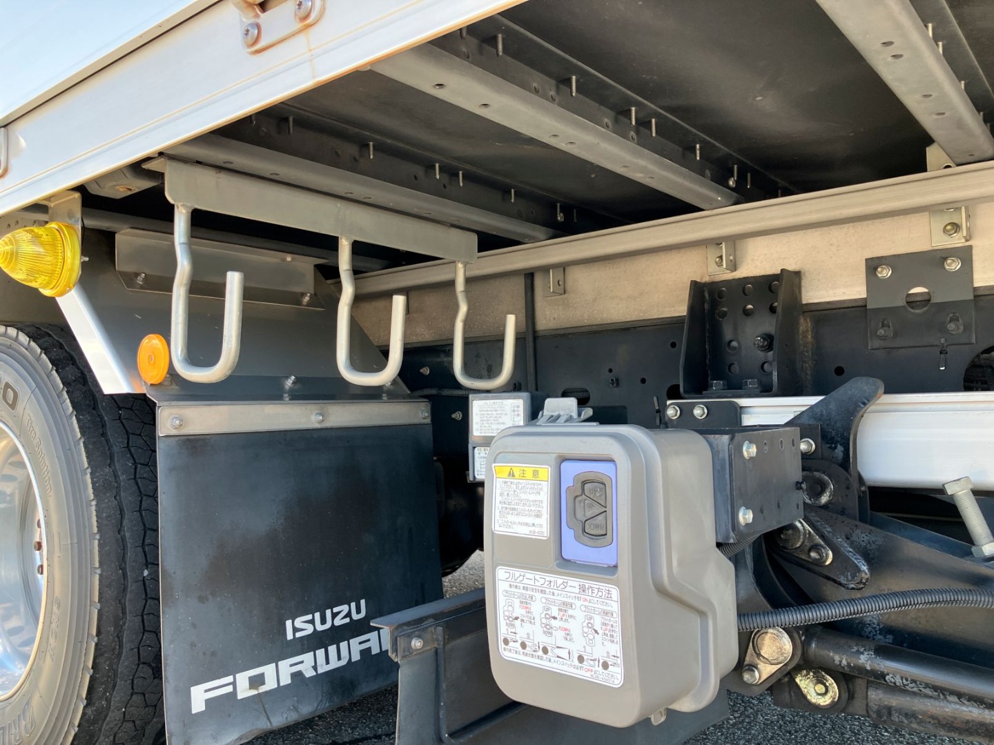シャシとネタの状態です。縦ネタはアルミ・横ネタネタは鉄製です|いすゞ フォワード 2RG-FRR90T2(2WD)の写真6