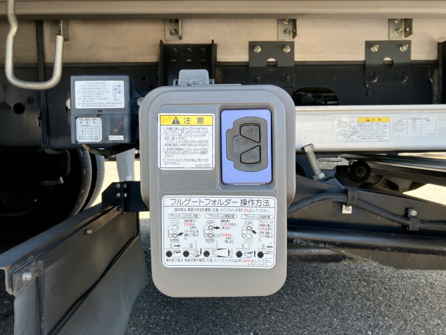 ゲートの操作スイッチです。|いすゞ フォワード 2RG-FRR90T2(2WD)の写真15