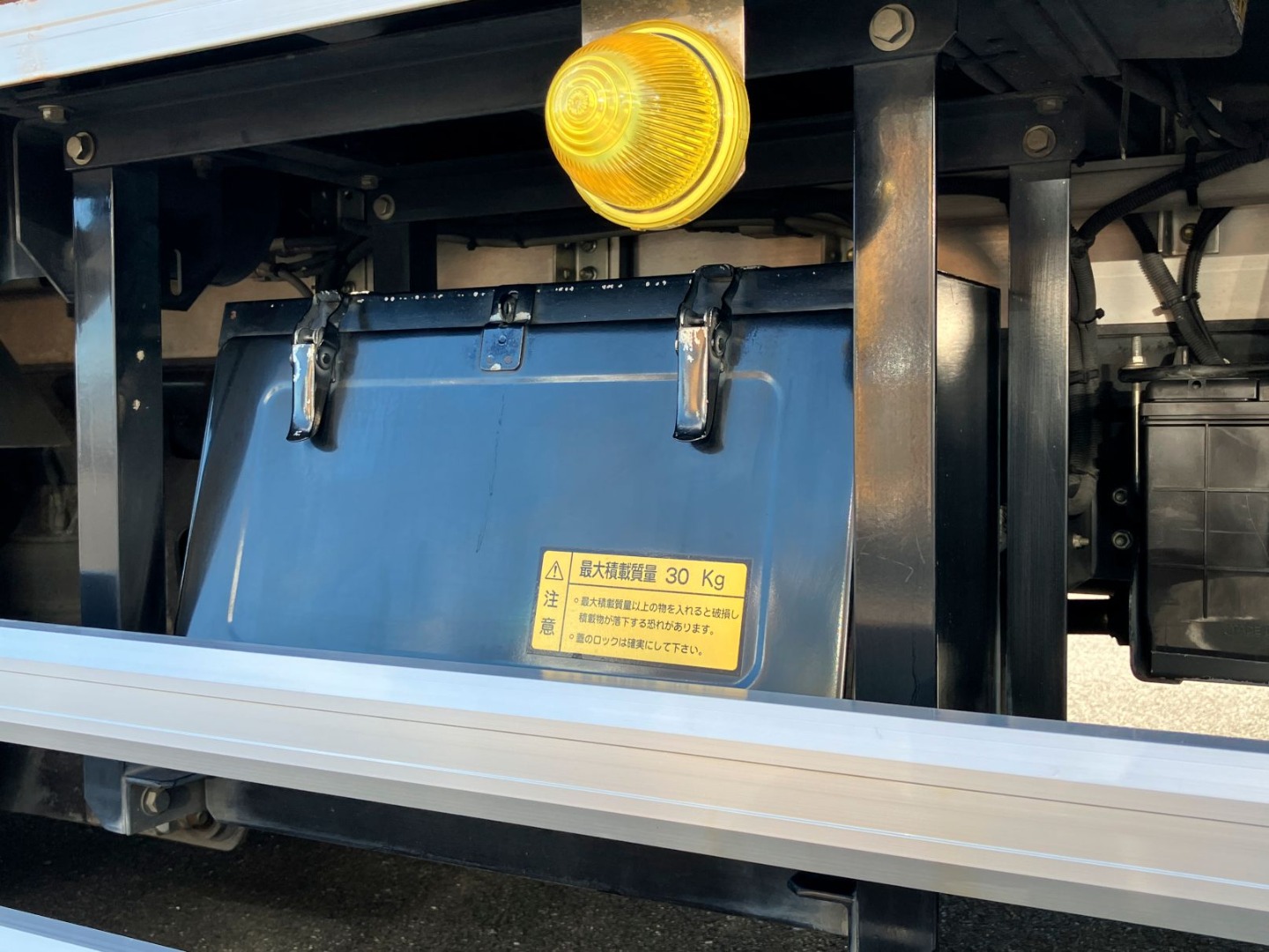 工具箱は鉄製です。運転席側に付いています|いすゞ フォワード 2RG-FRR90T2(2WD)の写真22