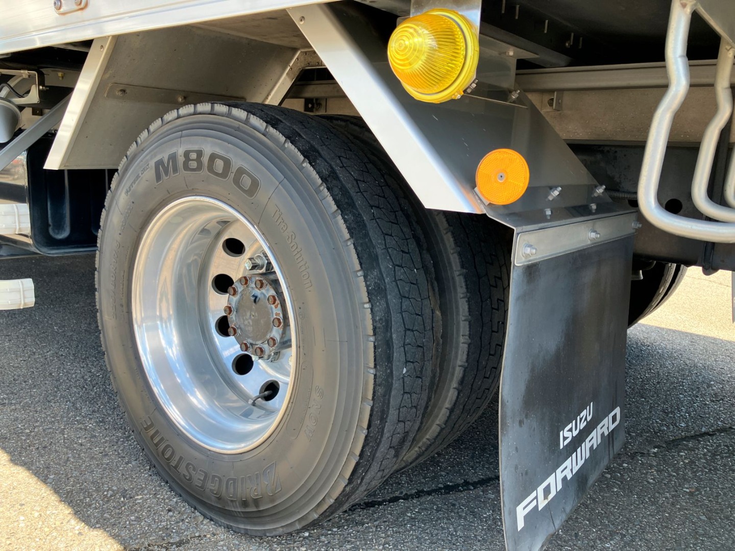 リヤフェンダーはアルミ製です。アルミホイールです|いすゞ フォワード 2RG-FRR90T2(2WD)の写真23