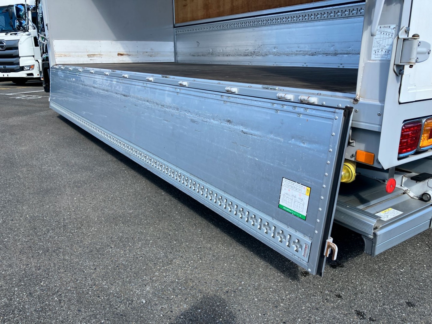 助手席側アオリ内面の状態です。キズ凹みがあります|いすゞ フォワード 2RG-FRR90T2(2WD)の写真50