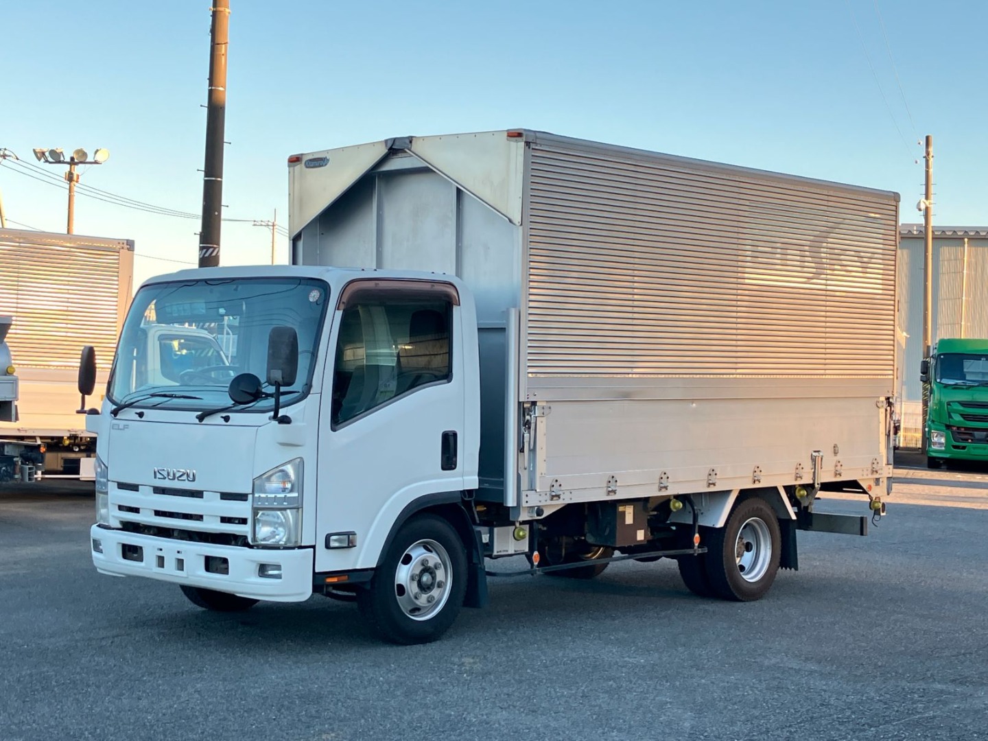 いすゞ エルフ BDG-NPR85AN(2WD)の写真1