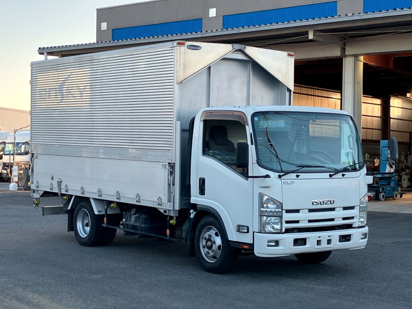 いすゞ エルフ BDG-NPR85AN(2WD)の写真2
