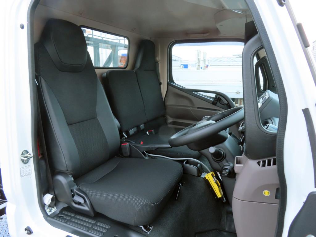 乗車定員3名です。|三菱 キャンター 2RG-FBAV0(2WD)の写真6