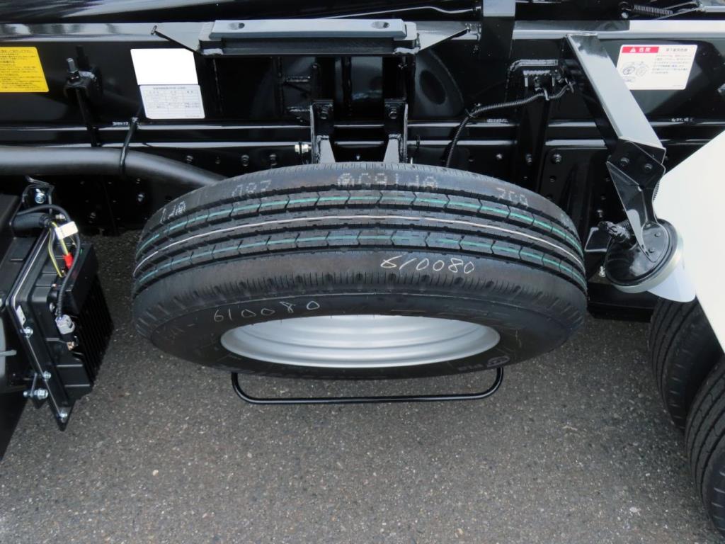 スペアタイヤ付きです。|三菱 キャンター 2RG-FBAV0(2WD)の写真10