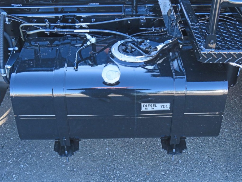 燃料タンクは70Lです。|三菱 キャンター 2RG-FBAV0(2WD)の写真11