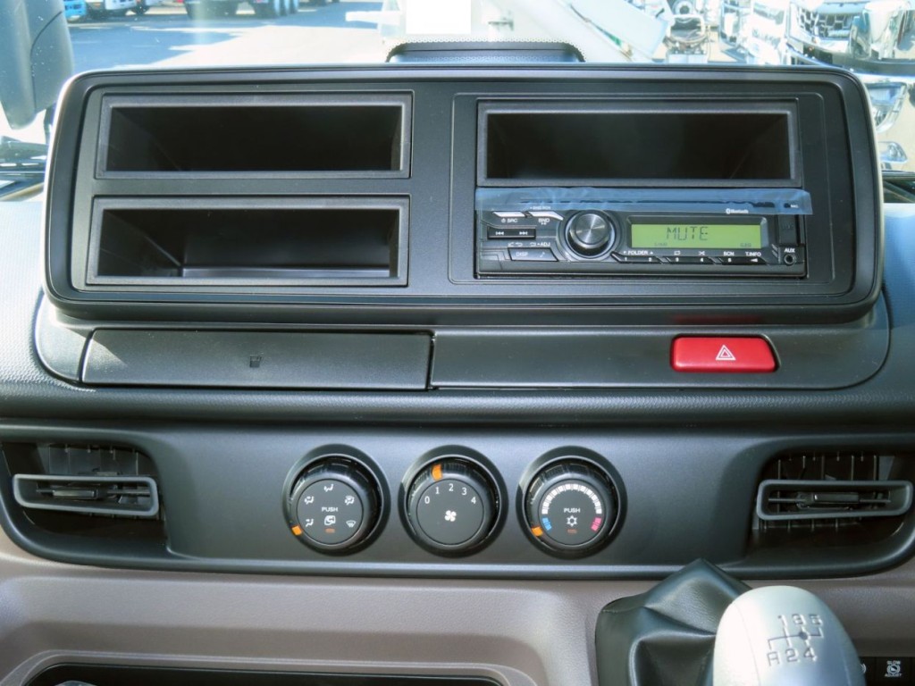 パネル周りの状態です。|三菱 キャンター 2RG-FBAV0(2WD)の写真14