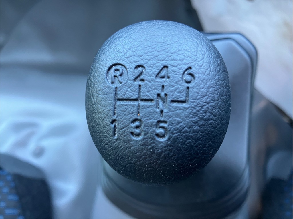 MT6速です。|日野 デュトロ 2KG-XZU700M(2WD)の写真24