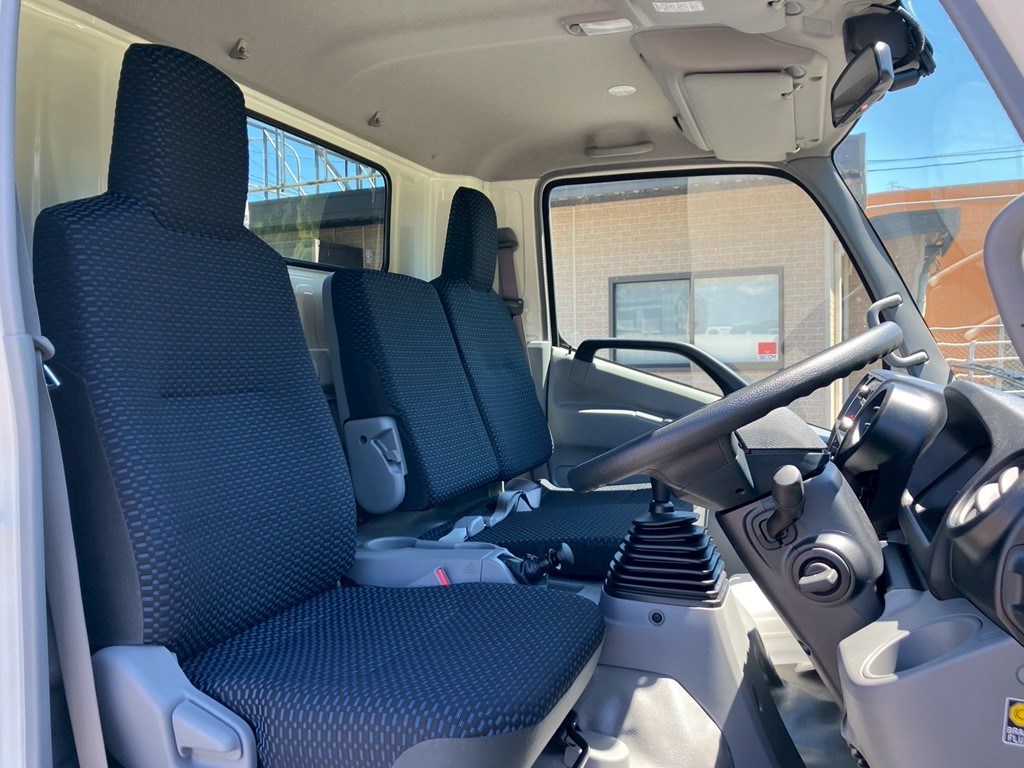 乗車定員は3名です。|日野 デュトロ 2KG-XZU700M(2WD)の写真7