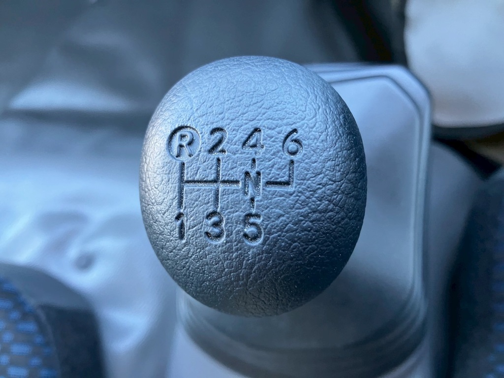 MT6速です。|日野 デュトロ 2KG-XZU700M(2WD)の写真24