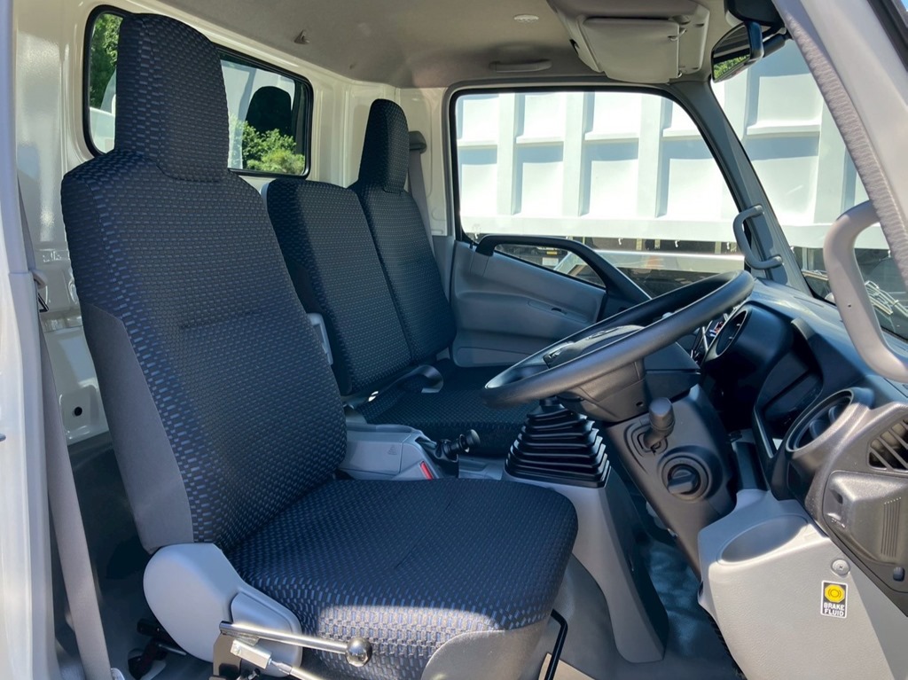 乗車定員は3名です。|日野 デュトロ 2KG-XZU700M(2WD)の写真7