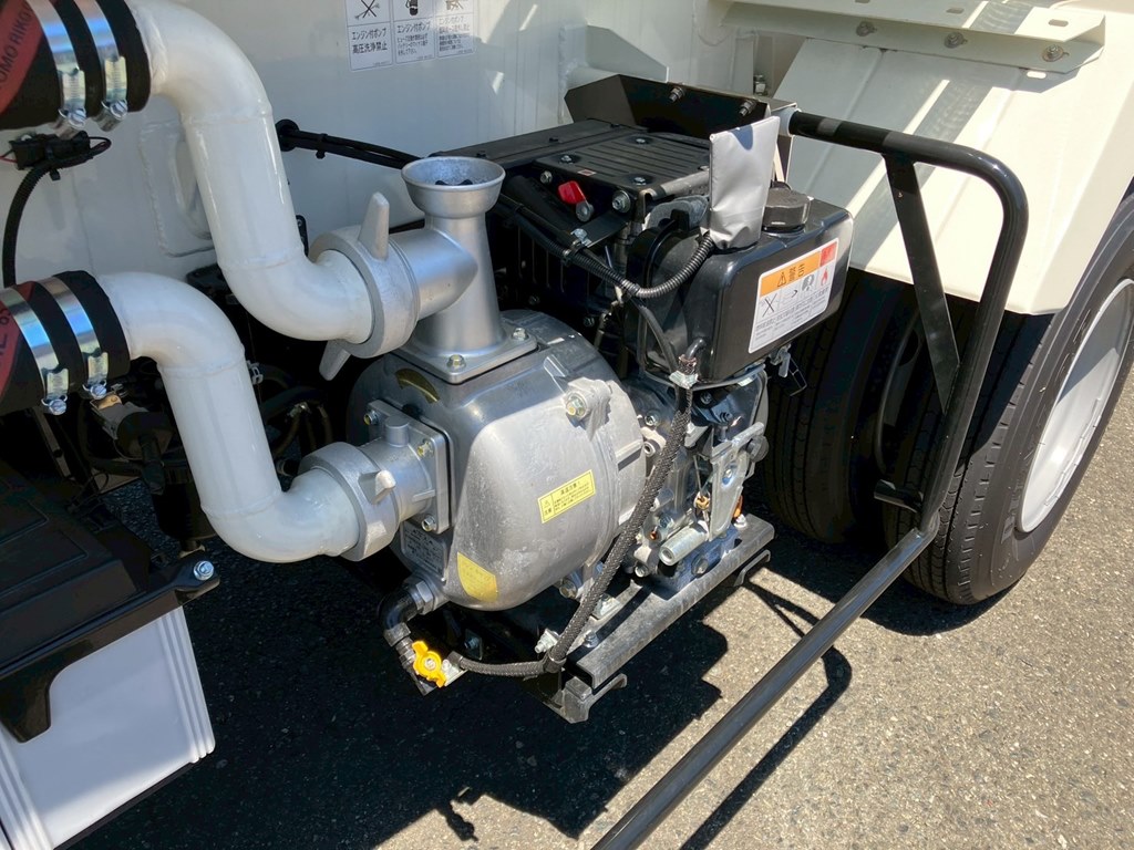 散水はサブエンジン式です。|日野 デュトロ 2KG-XZU700M(2WD)の写真15