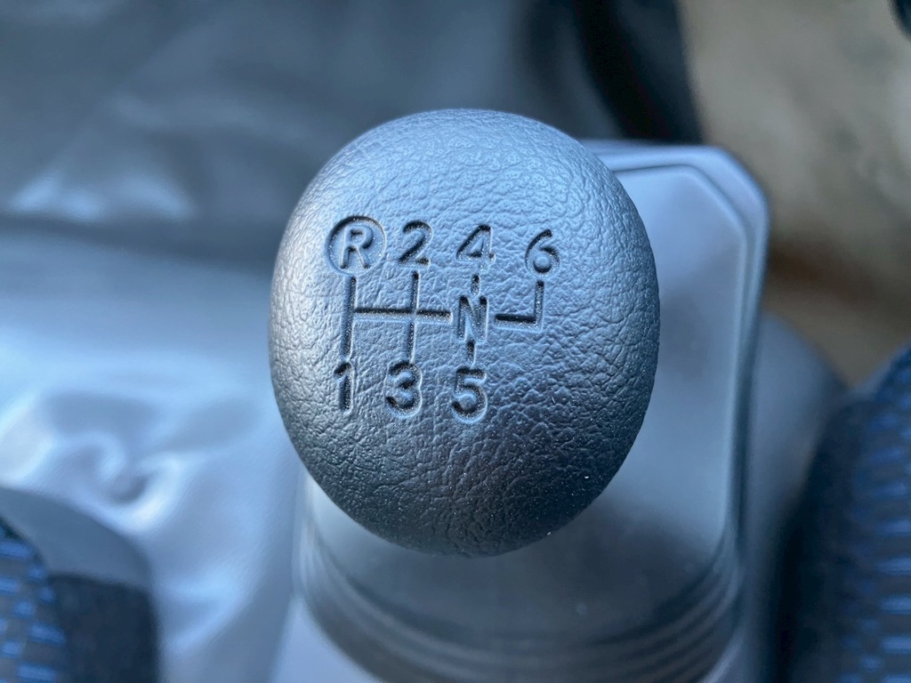 MT6速です。|日野 デュトロ 2KG-XZU700M(2WD)の写真24