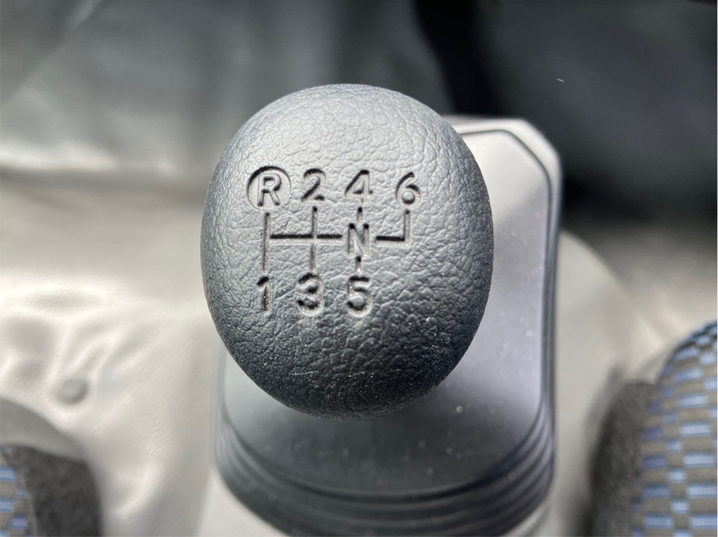 MT6速です。|日野 デュトロ 2KG-XZU700M(2WD)の写真24