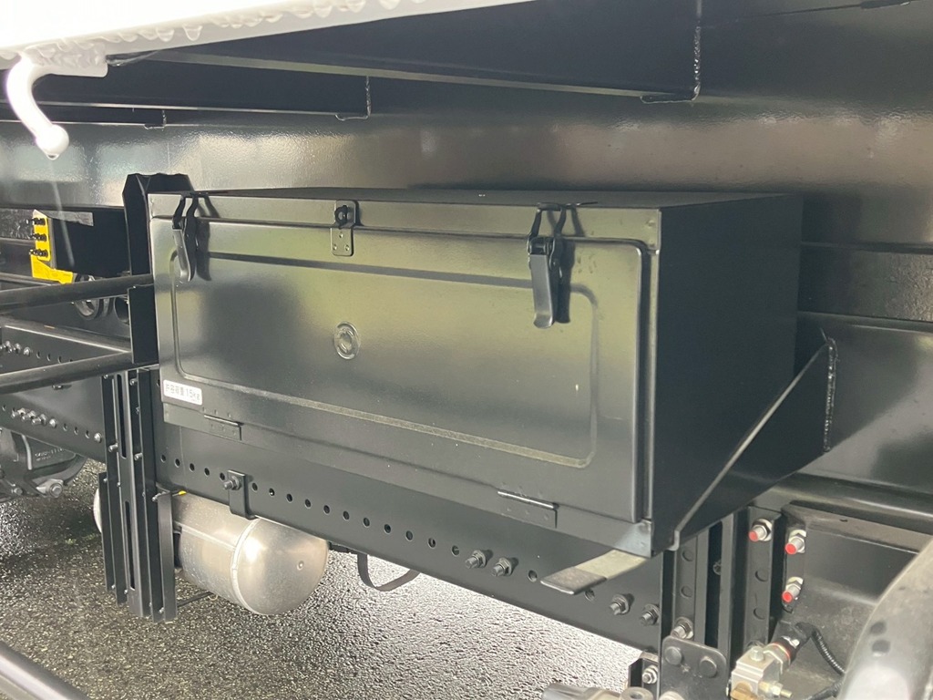 運転席側ボディー中央に物入れが付いています。|日野 プロフィア 2DG-FS1AHEの写真17