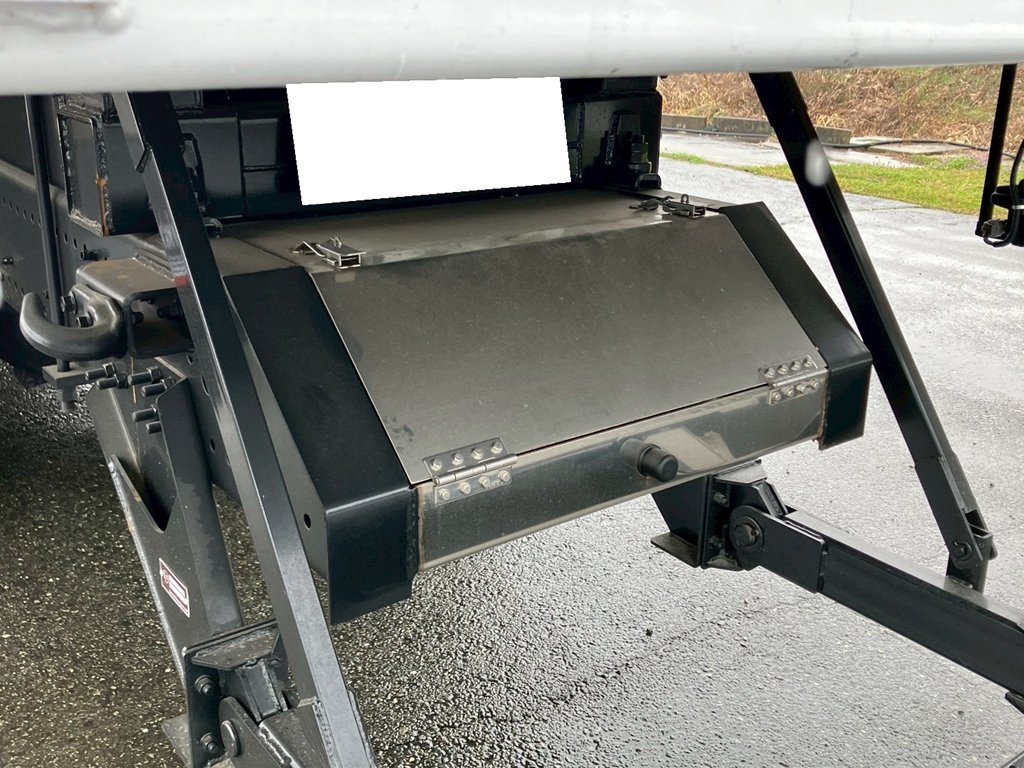 ボディー後方にステンレス製の物入れが付いています。|日野 プロフィア 2DG-FS1AHEの写真18