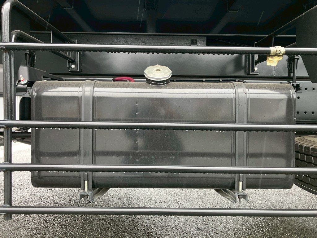 燃料タンクは300Lです。|日野 プロフィア 2DG-FS1AHEの写真20