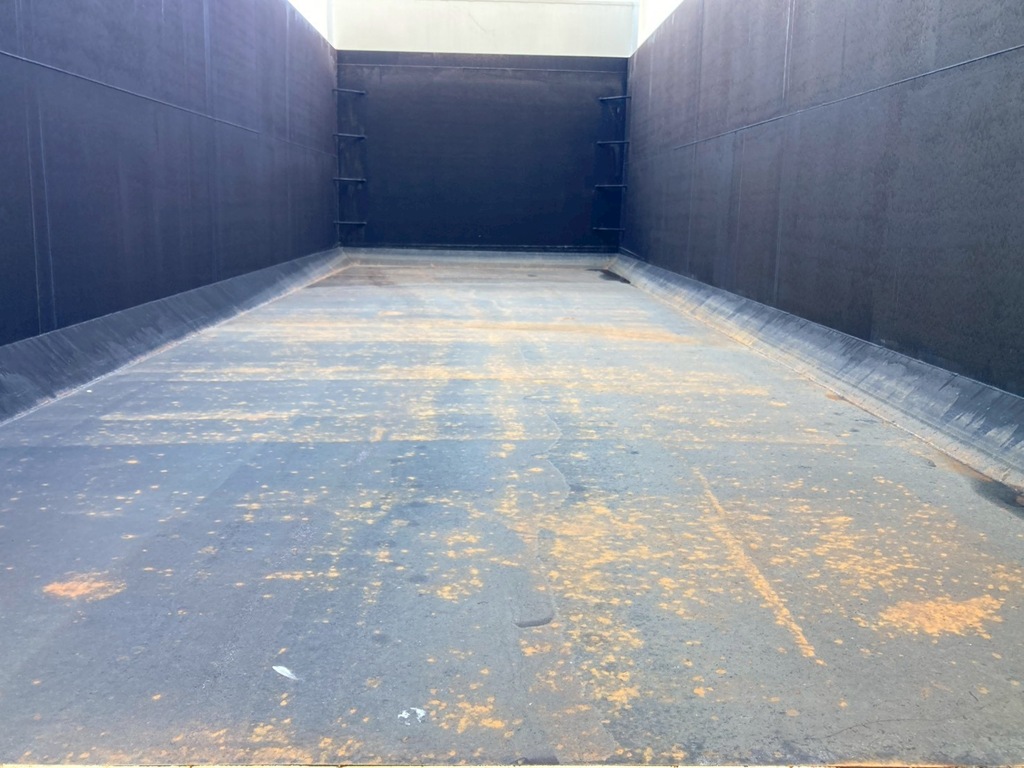 床は鉄板です。（ボディー内に置きザビがあります）|日野 プロフィア 2DG-FS1AJEの写真9