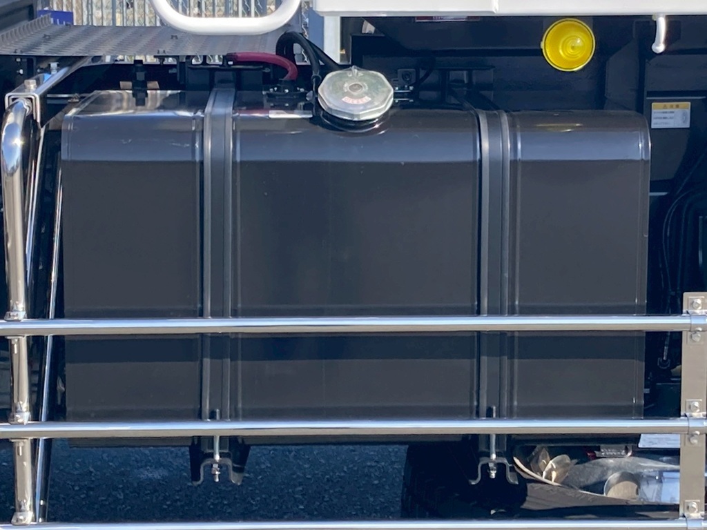 燃料タンクは300Lです。|日野 プロフィア 2DG-FS1AJEの写真19