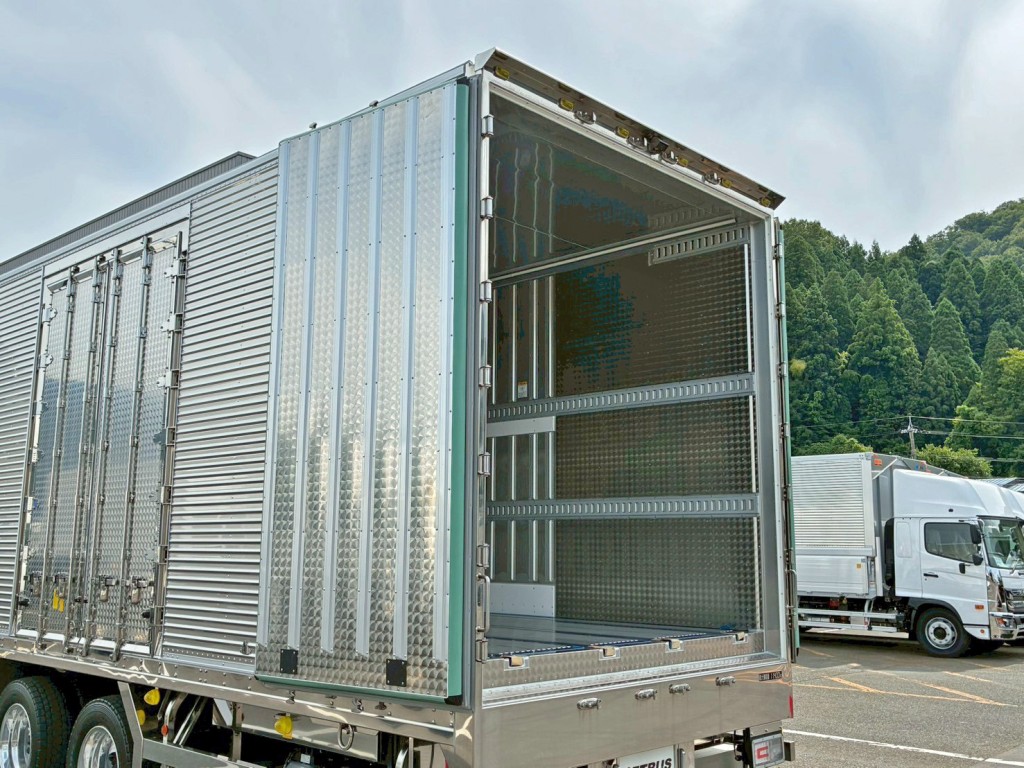 助手席側リヤドア裏側 及び ボディー運転席側後方にウロコステンが張られています。|日野 プロフィア 2DG-FW1AHCの写真10