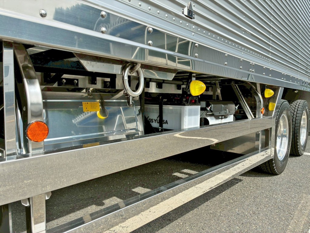 ボディー運転席側後方にステンレス製の工具箱が付いています。|日野 プロフィア 2DG-FW1AHCの写真21