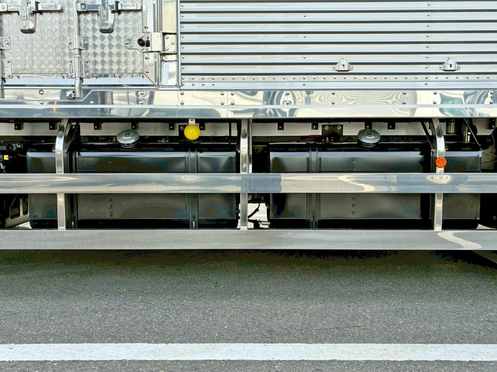 燃料タンクは300Lが2つ付いています。|日野 プロフィア 2DG-FW1AHCの写真33