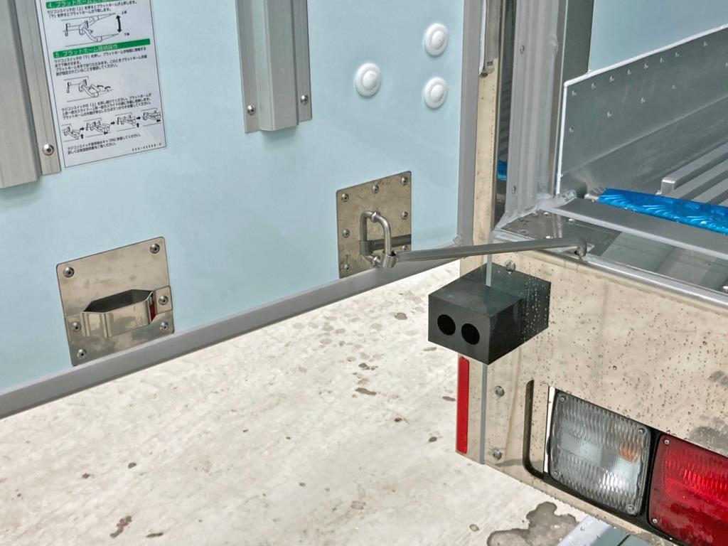 助手席ドアのストッパーの状態です。|日野 レンジャー 2KG-FD2ABG(2WD)の写真10