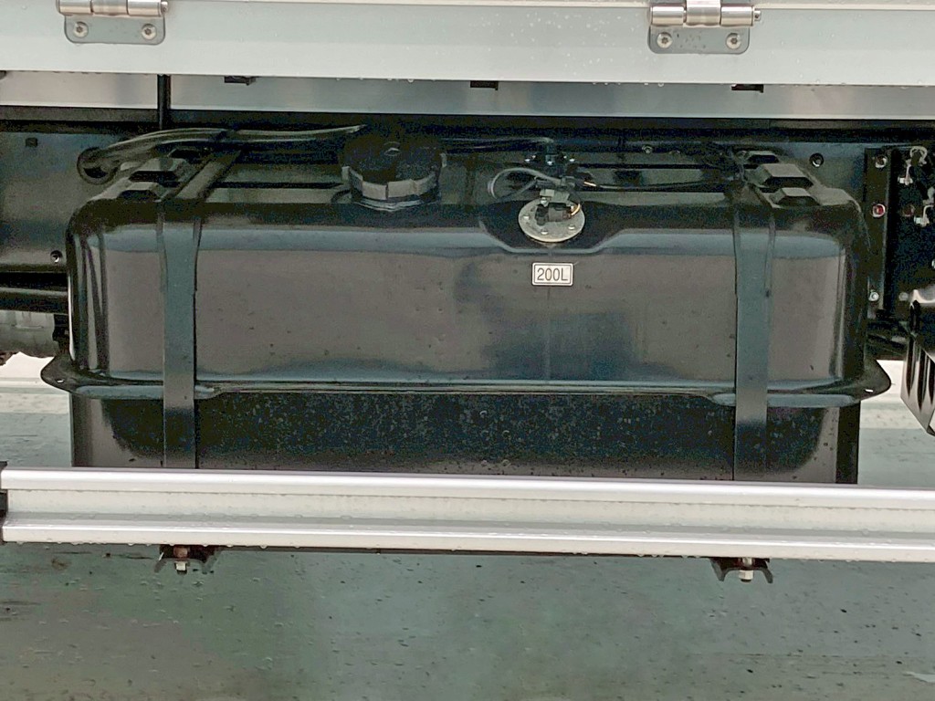 燃料タンクは200Lです。|三菱 ファイター 2KG-FK65Fの写真38