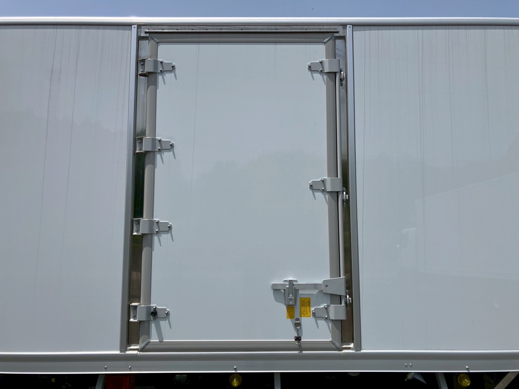 ボディー助手席側前方に片開き式のサイドドアが付いています。|日野 レンジャー 2KG-FD2ABG(2WD)の写真16