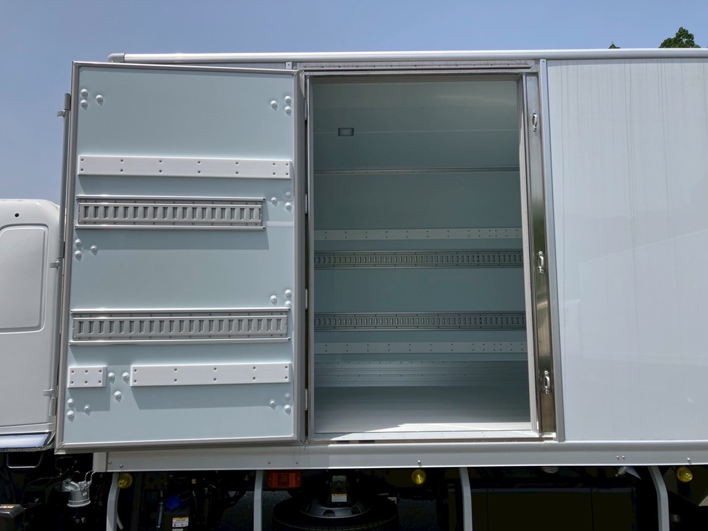 サイドドアを開いた状態です。(門口周りはステンレス製です)|日野 レンジャー 2KG-FD2ABG(2WD)の写真17