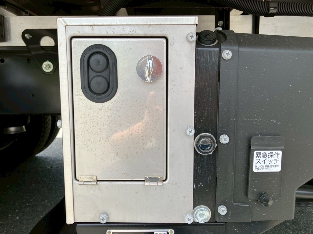 ゲートの昇降スイッチです。|日野 レンジャー 2KG-FD2ABG(2WD)の写真20