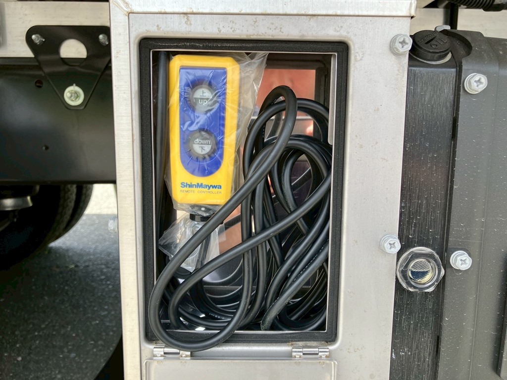 ゲートの昇降スイッチです。(ボックスの蓋を開けた状態です)|日野 レンジャー 2KG-FD2ABG(2WD)の写真21