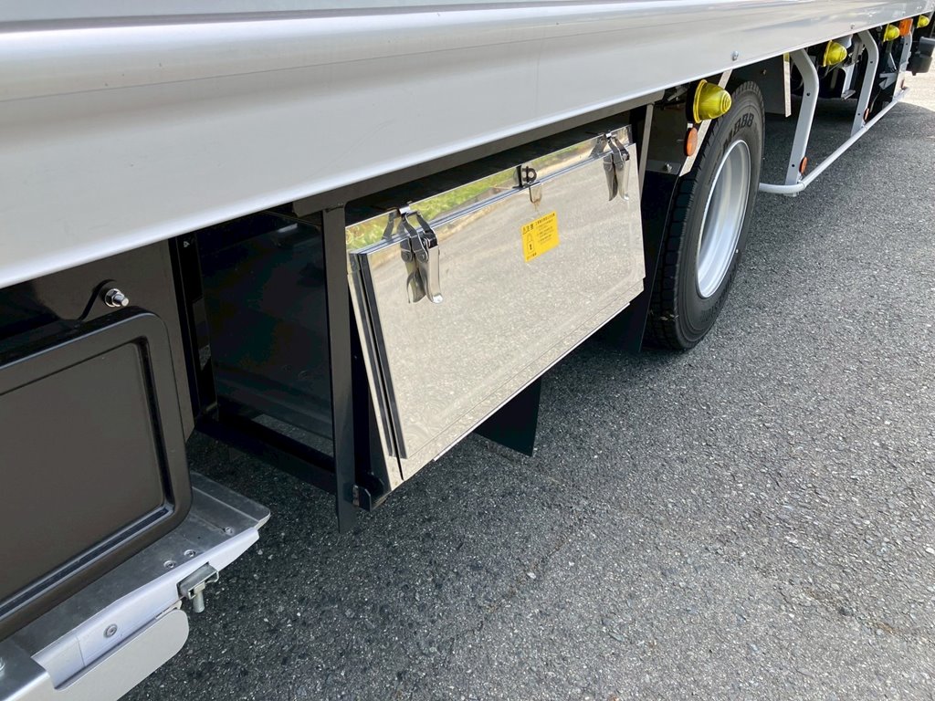 ボディー運転席側後方部にステンレス製の工具箱が付いています。|日野 レンジャー 2KG-FD2ABG(2WD)の写真23