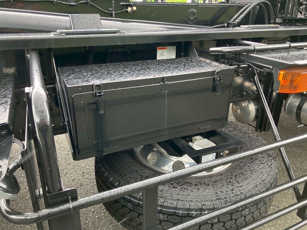 運転席側に工具箱が付いています。|日野 プロフィア 2DG-FS1AJEの写真11