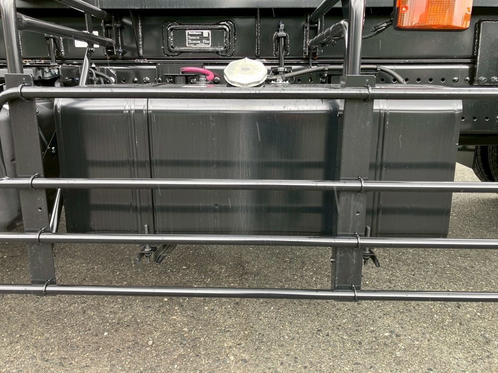 燃料タンクは300Lです。|日野 プロフィア 2DG-FS1AJEの写真16