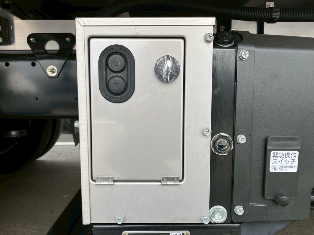 ゲートの昇降スイッチです。|日野 レンジャー 2KG-FD2ABG(2WD)の写真20