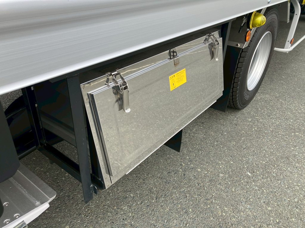 ボディー運転席側後方にステンレス製の工具箱が付いています。|日野 レンジャー 2KG-FD2ABG(2WD)の写真22