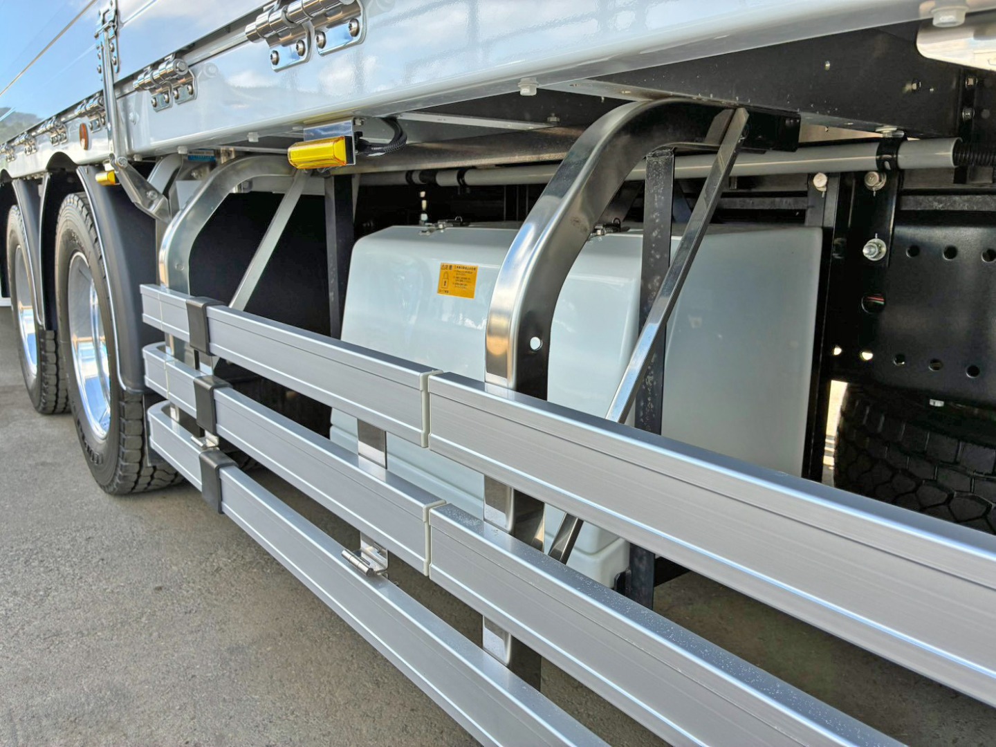 ボディー運転席側中央部に工具箱が付いています。|日野 プロフィア 2DG-FW1AHCの写真18