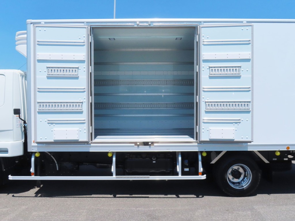 観音開き式です。（扉周りはステンレス製です）|三菱 ファイター 2KG-FK65F(2WD)の写真12