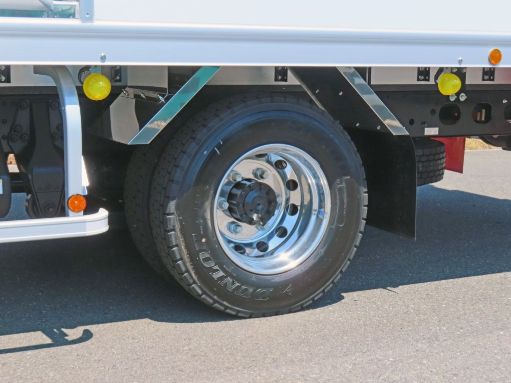 アルミホイールです。（リアフェンダーはステンレス製です）|三菱 ファイター 2KG-FK65F(2WD)の写真16