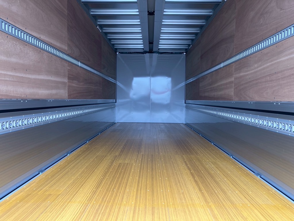 床は、板張りです。|三菱 ファイター 2KG-FK65F(2WD)の写真10