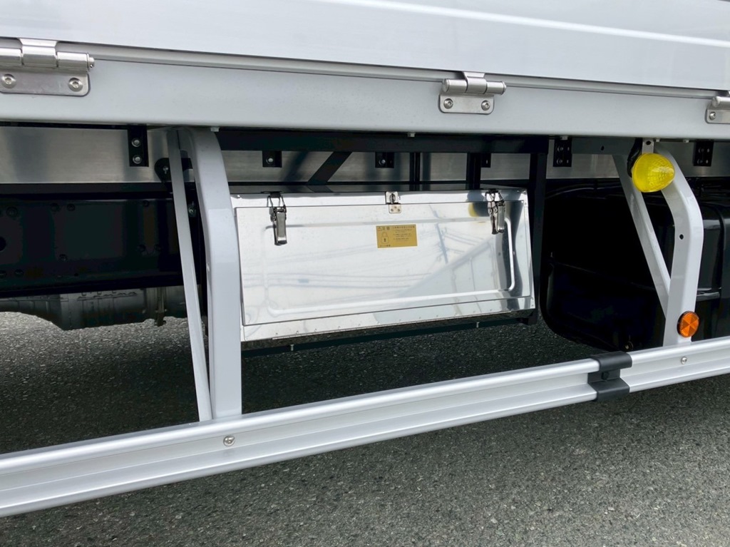 ボディー助手席側中央にステンレス製の工具箱が付いています。|三菱 ファイター 2KG-FK65F(2WD)の写真17